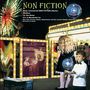 „Non Fiction, drei remasterte Alben: Preface, In The Know, It's a Wonderful Lie. Kinder vor beleuchteten Tafeln.“, 3 LPs