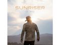 "Sunriser" und "Lee Brice" sind zentral platziert. Eine Person mit Hut betrachtet einen Sonnenaufgang über Bergen., CD