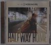"We Are Messengers" und "Halfway Home" über einem unscharfen Bild eines Mannes in einer Jacke in einer urbanen Umgebung., CD