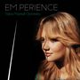 Text oben: "EM.PERIENCE", darunter "Fabia Mantwill Orchestra". Eine Frau mit langen blonden Haaren schaut lächelnd seitlich., CD