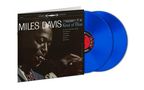 Das Cover von "Kind of Blue" von Miles Davis und zwei blaue Schallplatten.
