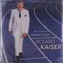 "Marathon Roland Kaiser" Text über einer blauen Laufbahn. Ein Mann im weißen Anzug geht lächelnd.
