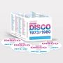 Texte: "NOW DISCO 1973>1980", "CD ONE", "CD TWO", "CD THREE", "CD FOUR".  
Illustration: Box mit mehreren CDs.