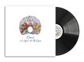 "Queen A Night At The Opera" steht auf einem weißen LP-Cover. Ein farbenfrohes Logo in der Mitte zeigt Löwen und Flügel., LP
