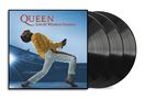 "QUEEN Live at Wembley Stadium" steht oben. Ein Mann im gelben Jackett posiert dramatisch rückwärtsgelehnt mit einem Mikrofon.