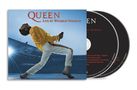 "QUEEN LIVE AT WEMBLEY STADIUM" in roter Schrift. Sänger in gelber Jacke auf Bühne. Zwei CDs sichtbar.