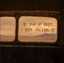 „IF YOU GO THERE, I HOPE YOU FIND IT.“ Schrift auf einer schmutzigen Fensterscheibe mit Landschaft im Hintergrund., LP