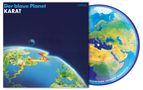 "Der blaue Planet KARAT" und "AMIGA" oben links. Runde Karte der Erde mit bunten Farben und Texten rechts., LP