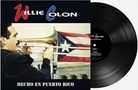 "Willie Colón", "Hecho en Puerto Rico". Ein Mann spielt Posaune, im Hintergrund eine Puerto-Rico-Flagge.