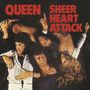 „QUEEN SHEER HEART ATTACK“ in roten Buchstaben. Vier Personen liegen übereinander, tragen teils offene Hemden., LP