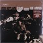 "BOB DYLAN TIME OUT OF MIND" steht oben. Eine verschwommene, düstere Szene mit einer Person an einem Mischpult mit Gitarre., 2 LPs