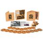 "Soft Machine: Slightly All The Time Recordings 1970-1971." Ein Boxset mit CDs, einem Buch und Karten auf weißem Hintergrund., 14 CDs und 3 Blu-ray Discs
