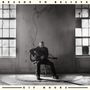 "Reason to Believe" oben, "Kip Moore" unten. Ein Mann sitzt mit Gitarre in einem leeren Raum zwischen zwei Fenstern., CD