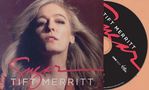 "TIFT MERRITT, Sugar." Eine Frau mit langen Haaren, ernstem Ausdruck. Rechts eine CD mit ähnlichem Design., CD
