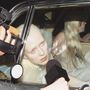 Eine Person mit blonden Haaren schaut aus einem Autofenster; Mikrofone sind darauf gerichtet., CD