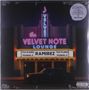 "VELVET NOTE LOUNGE", "RAMIREZ". Gebäude im Neonlicht, Auto davor., LP