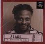 ASAKE, MR. MONEY WITH THE VIBE. Schwarz-weiß Foto eines lächelnden Mannes mit Frisuren in einem rot umrandeten Rahmen., LP