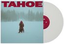 Text: TAHOE. Ein vermummter Mensch steht alleine auf einem schneebedeckten Feld, umgeben von Bäumen., LP