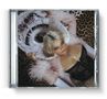 "Baby" ist als Halskette zu sehen. Eine Person mit blonder Frisur liegt elegant in einer Badewanne auf einem Leopardenmuster., CD