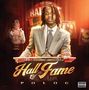 "Hall of Fame" und "Polo G" stehen in eleganter Schrift. Ein Mann in einem Anzug steht am Rednerpult mit Mikrofon., LP