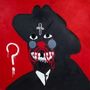 Ein Fragezeichen links. Figur in Schwarz mit Hut, roter Hintergrund, weiße und rote abstrakte Gesichtsmerkmale., CD