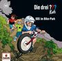 „Die drei ??? Kids: SOS im Bike-Park“. Ein Junge auf einem Fahrrad mit Helm fährt einen steinigen Pfad hinunter, gefolgt von zwei anderen Kindern. Unten links ein Europa-Logo., CD