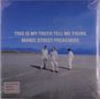 Text: "THIS IS MY TRUTH TELL ME YOURS MANIC STREET PREACHERS." Drei Personen in heller Kleidung am Strand., 2 LPs