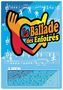 "La Ballade des Enfoirés" ist groß mit bunten Händen als Herz dargestellt, auf blauem Hintergrund mit Noten und Figuren.