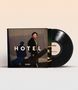 Cover mit dem Text "HOTEL" und "Johannes Oerding". Ein Mann mit Hut und Gitarrenkoffer, daneben eine Schallplatte., LP