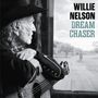 Texte: "WILLIE NELSON", "DREAM CHASER". Eine ältere Person schaut aus einem Fenster, hält eine Gitarre., LP