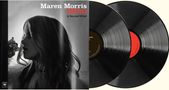 „Maren Morris HERO A Second Wind“. Schwarz-Weiß-Foto einer Frau, zwei Schallplatten daneben.