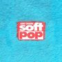 Text „AMY SHARK soft pop“ auf rotem Rechteck, Hintergrund in blauem Fellmuster., CD