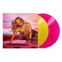 Der Text "Girls Trip" erscheint vor einem Sonnenuntergang. Eine Frau posiert auf einem pinken Auto. Daneben bunte Vinylplatten., 2 LPs