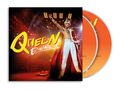 „QUEEN BUDAPEST“ in gelber und weißer Schrift. Person im Krönungsmantel mit Krone, auf Bühne mit Lichtern., 2 CDs