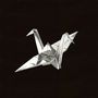 Eine Origami-Kranichskulptur in Silber auf schwarzem Hintergrund. Keine sichtbaren Texte., CD