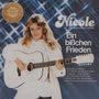 "Nicole. Eine Stimme geht um die Welt. Ein bißchen Frieden" steht neben einer Frau mit Gitarre vor blauem Hintergrund., CD