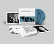 Sammelbox mit zwei blauen Schallplatten, drei CDs, einem Foto und einem Textheft von "The Holy Bible Live" der Manic Street Preachers., 2 LPs, 2 CDs und 1 Blu-ray Disc