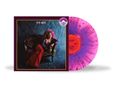 "PEARL" in großen Buchstaben, daneben ein Aufkleber mit "Pink Splatter Vinyl". Cover zeigt eine Person auf einem Stuhl., LP