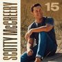 "SCOTTY McCREERY" steht links senkrecht, große "15" oben rechts. Ein Mann sitzt lächelnd in Grasdünen., CD