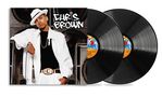 „CHRIS BROWN“ in weißer Schrift, junge Person in weißem Anzug mit Hut, zwei schwarze Schallplatten daneben., 2 LPs