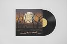 „wo da Mond wond“ und „Alex Miksch“ in hellbraun. Silhouette eines Hundes vor Bäumen bei Vollmond., 1 LP und 1 CD