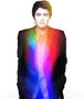 Ein schwarz-weiß Foto einer Person in einem Anzug, überlagert von hellen Regenbogenfarben in der Mitte., 4 CDs und 1 Buch