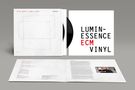 "LUMIN-ESSENCE ECM VINYL" in schwarz/rot. Albumcover und geöffnete Hülle mit Foto und Text.