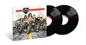 Text: Doll Domination. Pussycat Dolls. Fünf Frauen in moderner Kleidung auf Motorrädern mit Schallplatten im Hintergrund., 2 LPs