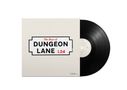 „The Boys of DUNGEON LANE L24“ in einem Rechteck. Eine Schallplatte ragt aus einem Albumcover heraus., LP