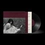 Eine Schallplatte mit violettem Albumcover, darauf steht "Violet Grohl, Be Sweet to Me". Ein Mädchen sitzt im Gras., LP