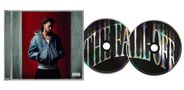 "THE FALL OFF" auf zwei CDs. Links davon ein Mann in blauer Jacke vor rotem Hintergrund., 2 CDs