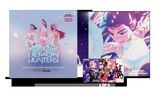 "K-POP DEMON HUNTERS" Soundtrack. Illustration mit drei Figuren in gold-weißen Outfits, dazu dynamische, bunte Hintergründe.