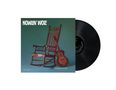 Text: "HOWLIN' WOLF", "CHESS LP 1469". Eine Gitarre lehnt an einem Holzstuhl, daneben eine Schallplatte., LP