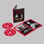 "POWER TO THE PEOPLE" steht auf einem CD-Cover. Zwei CDs sind daneben. Ein aufgeschlagenes Buch zeigt Schwarz-Weiß-Fotos., 2 Blu-ray Discs